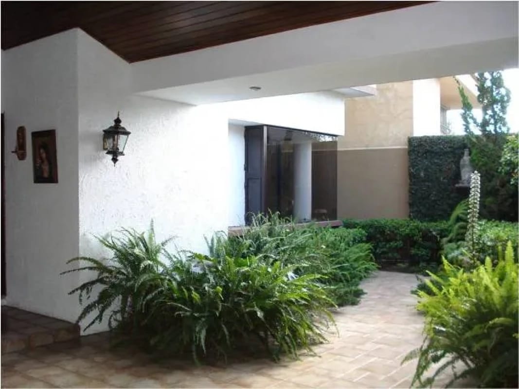 Zona 10 Casa en venta — foto 1 de 6